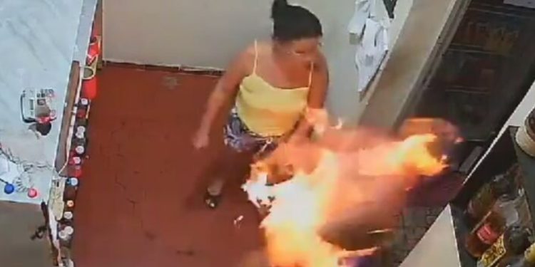 Vídeo: mulher derrama gasolina e toca fogo no próprio marido com isqueiro