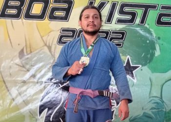 Condutor morre atropelado por carros após cair da moto na estrada