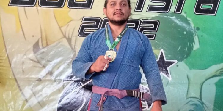 Condutor morre atropelado por carros após cair da moto na estrada