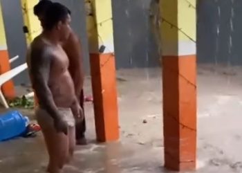 Vídeo: moradores acordam de madrugada com lama pelo joelho em Manaus