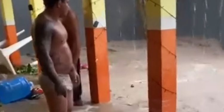 Vídeo: moradores acordam de madrugada com lama pelo joelho em Manaus