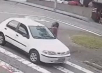 Vídeo: após quase ser atropelada na faixa, pedestre leva soco por reclamar