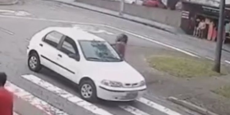 Vídeo: após quase ser atropelada na faixa, pedestre leva soco por reclamar