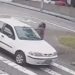 Vídeo: após quase ser atropelada na faixa, pedestre leva soco por reclamar