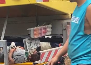 Vídeo forte: caminhão invade calçada e quebra as pernas de motociclista em Manaus