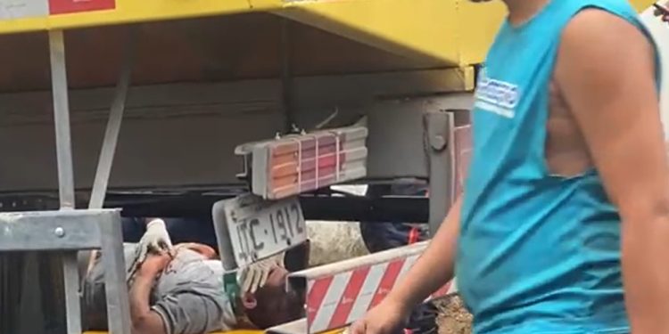 Vídeo forte: caminhão invade calçada e quebra as pernas de motociclista em Manaus
