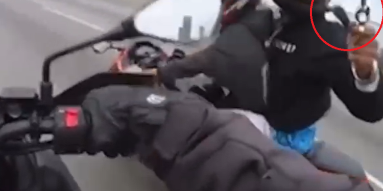 Motociclista grava ladrão o rendendo e roubando moto Kawasaki: ‘Vai morrer, desgraçado’; veja
