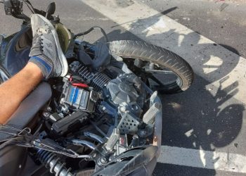 Vídeo forte: motoqueiro bate na traseira de caminhão e morre em Manaus