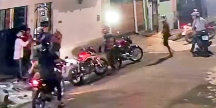 Vídeo mostra assaltantes chegando em bando e assaltando moradores em frente de casa em Manaus; veja