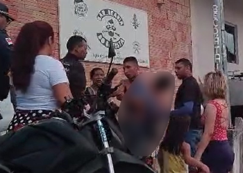 Vídeo: Filho se desespera com o pai morto eletrocutado e o carrega em busca de ajuda em Manaus