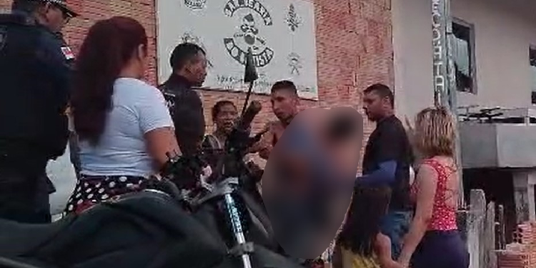 Vídeo: Filho se desespera com o pai morto eletrocutado e o carrega em busca de ajuda em Manaus