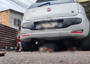 Homem é encontrado morto por agressão e tiro debaixo de carro em beco na Compensa