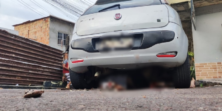 Homem é encontrado morto por agressão e tiro debaixo de carro em beco na Compensa
