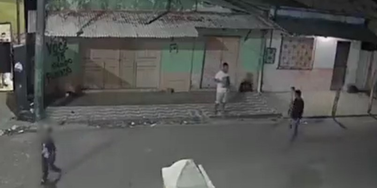 Vídeo: Supostamente bêbado, homem ‘mexe’ com menino e depois rouba e espanca morador no interior do AM