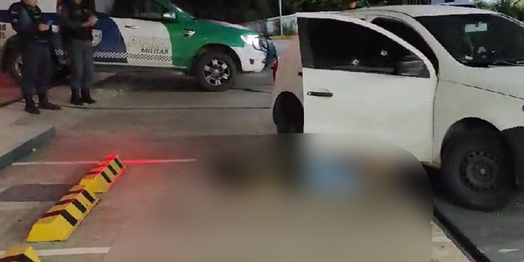 Vídeo: Homem é executado com 14 tiros dentro de posto de combustíveis na Torquato Tapajós