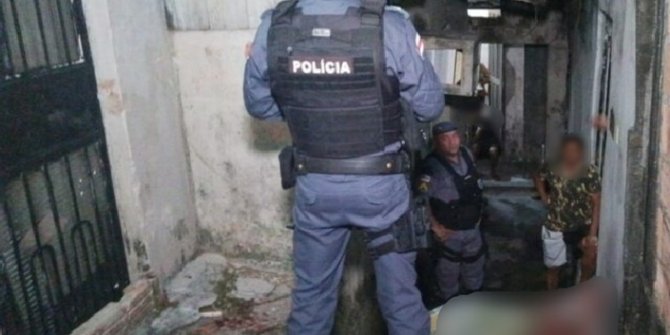 Cena forte: Na força do ódio, homem é esfaqueado até a morte em beco no bairro Mauazinho