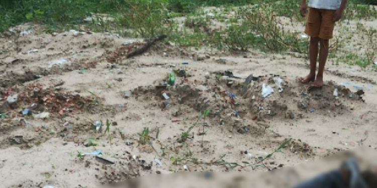 Vídeos: Dois homens são levados até terreno no bairro Jorge Teixeira e assassinados com tiros na cabeça