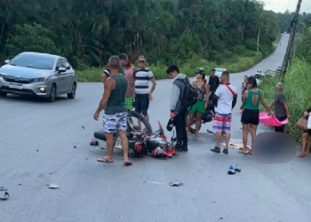 Cena forte: Motociclista quase perde a perna em acidente na AM-010 ao colidir com caçamba