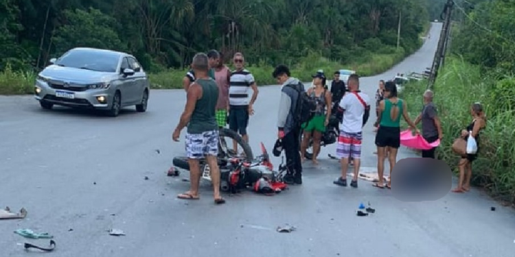 Cena forte: Motociclista quase perde a perna em acidente na AM-010 ao colidir com caçamba