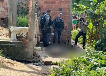 Moradores ouvem barulho de tiros e corpo de homem é encontrado em córrego no Jorge Teixeira