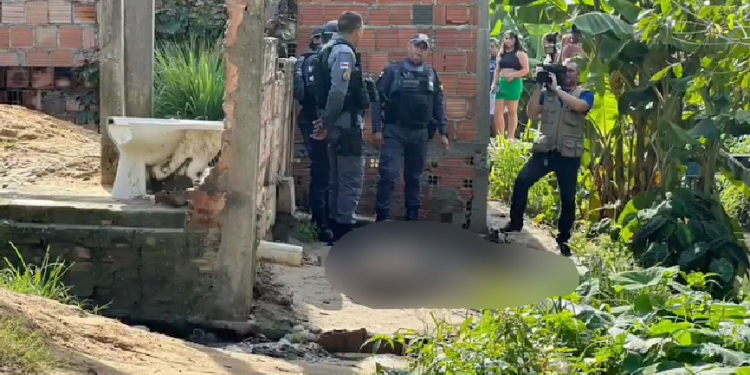 Moradores ouvem barulho de tiros e corpo de homem é encontrado em córrego no Jorge Teixeira