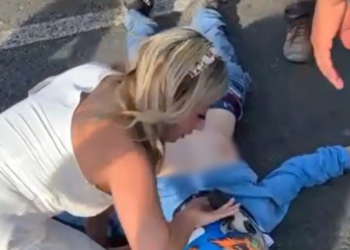 Vídeo: Policial atrasa o próprio jantar de casamento para socorrer motociclista acidentado