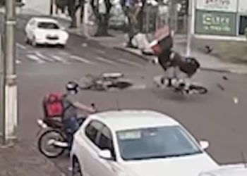 Porrada: vídeo mostra entregadores batendo de frente e indo pelos ares com motos