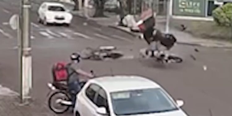 Porrada: vídeo mostra entregadores batendo de frente e indo pelos ares com motos