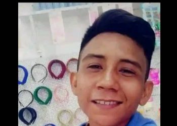 Mulher baleada na cabeça e no coração morre estendida no asfalto em Parintins