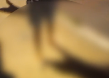 ‘Cadê o celular? Pode dá-lhe’, diz população revoltada ao dar ‘pisa’ em assaltante de Manaus; vídeos