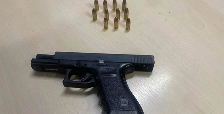 Homem aponta arma para PMs em Manaus e acaba baleado e comparsa preso