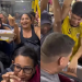 Vídeo: Pizzaria inova e ganha clientes ao fazer delivery dentro de ônibus: ‘Já fiz o pix, tá pago’