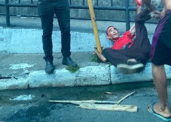 Após bater na própria mãe, homem apanha na rua em Manaus