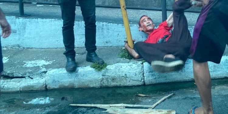 Após bater na própria mãe, homem apanha na rua em Manaus