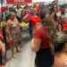 Pobreza: mulheres brigam por causa de arroz em inauguração do Nova Era em Manaus
