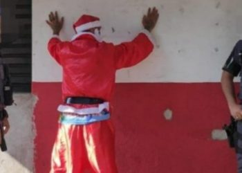 Vídeo: Papai Noel assassino é preso com faca dentro do saco de presentes