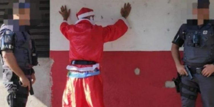 Vídeo: Papai Noel assassino é preso com faca dentro do saco de presentes
