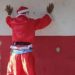 Vídeo: Papai Noel assassino é preso com faca dentro do saco de presentes