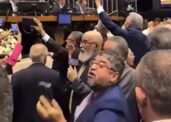Deputado petista dá tapa em deputado bolsonarista no Congresso Nacional