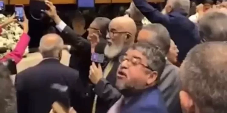 Deputado petista dá tapa em deputado bolsonarista no Congresso Nacional