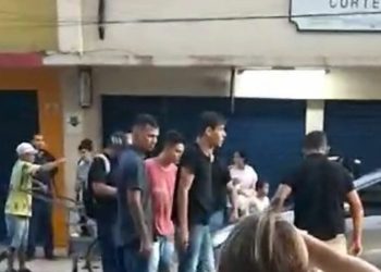 Vídeo: Suposto ladrão é pego na porrada no Centro de Manaus e quase vai de ‘arrasta pra cima’