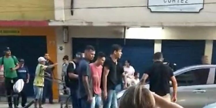 Vídeo: Suposto ladrão é pego na porrada no Centro de Manaus e quase vai de ‘arrasta pra cima’