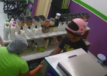 Vídeo: ladrão rende mulher dentro de loja de açaí e faz a limpa em Manaus