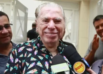 Sílvio Santos recebe parabéns surpresa em aniversário de 93 anos: ‘Um gás para voltar’