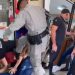 Vídeos: homem acusado de filmar PM é enforcado e chutado dentro do shopping