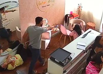 Vídeo: clientes e funcionárias têm arma apontada na cara durante assalto a salão