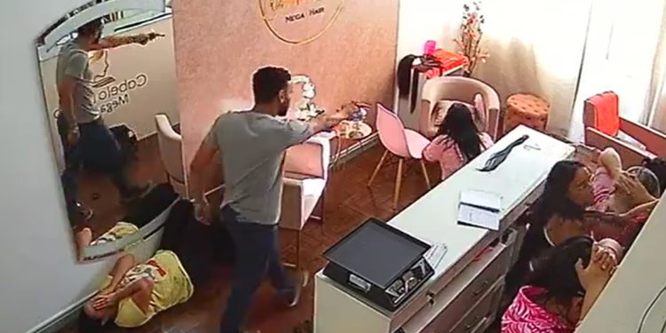 Vídeo: clientes e funcionárias têm arma apontada na cara durante assalto a salão