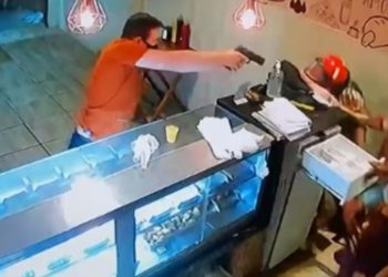 Vídeo: cliente de lanchonete mata assaltante e acerta a comparsa dele antes de fugir
