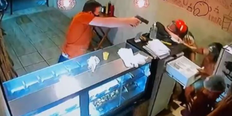 Vídeo: cliente de lanchonete mata assaltante e acerta a comparsa dele antes de fugir