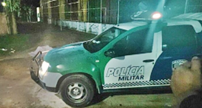 Cena forte: Jovem é torturado e assassinado com vários tiros na cabeça perto de campo no Tarumã